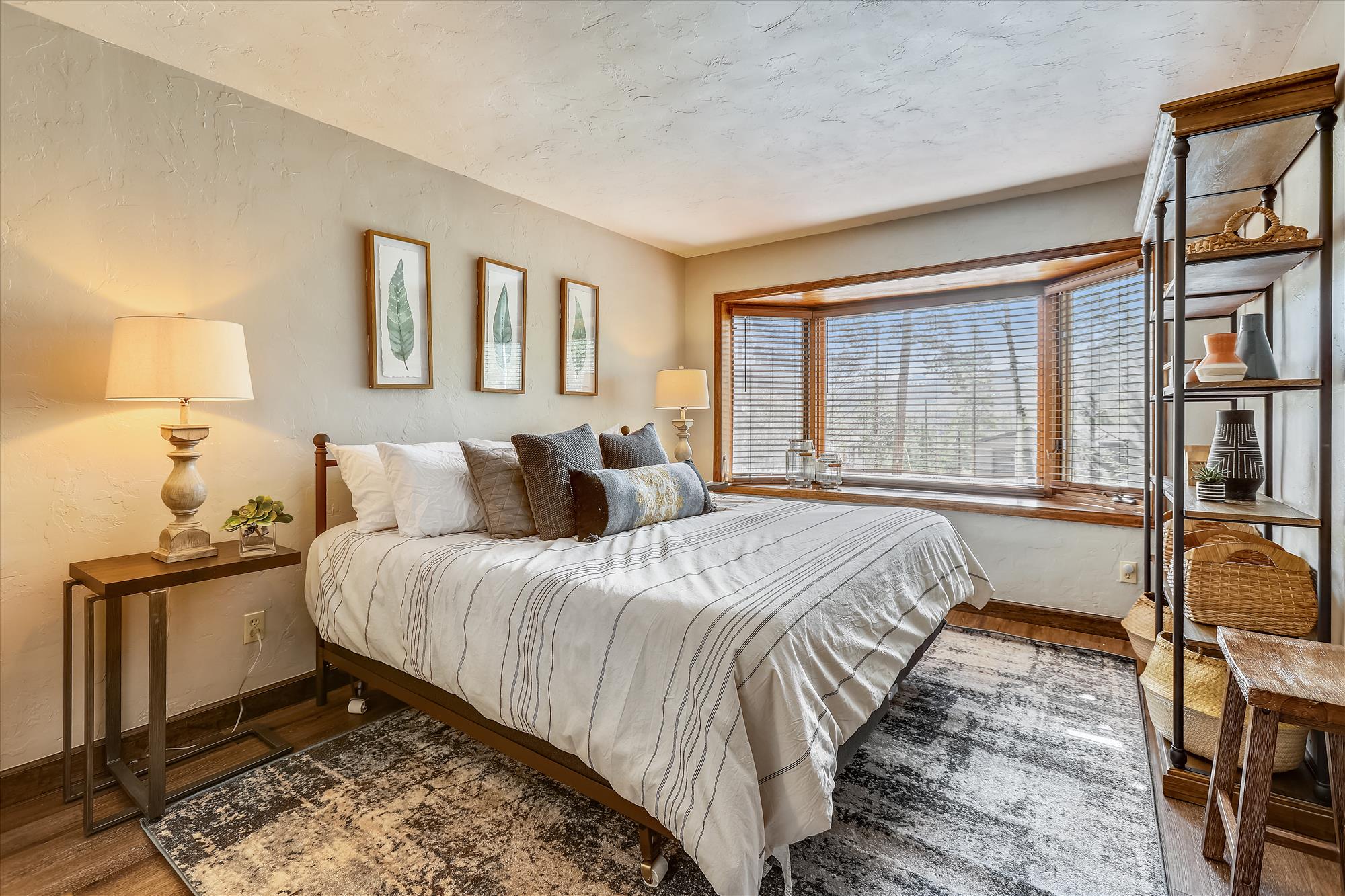 Main level master bedroom with en-suite bathroom and bay windows - Calderon De La Breck Breckenridge Vacation Rental