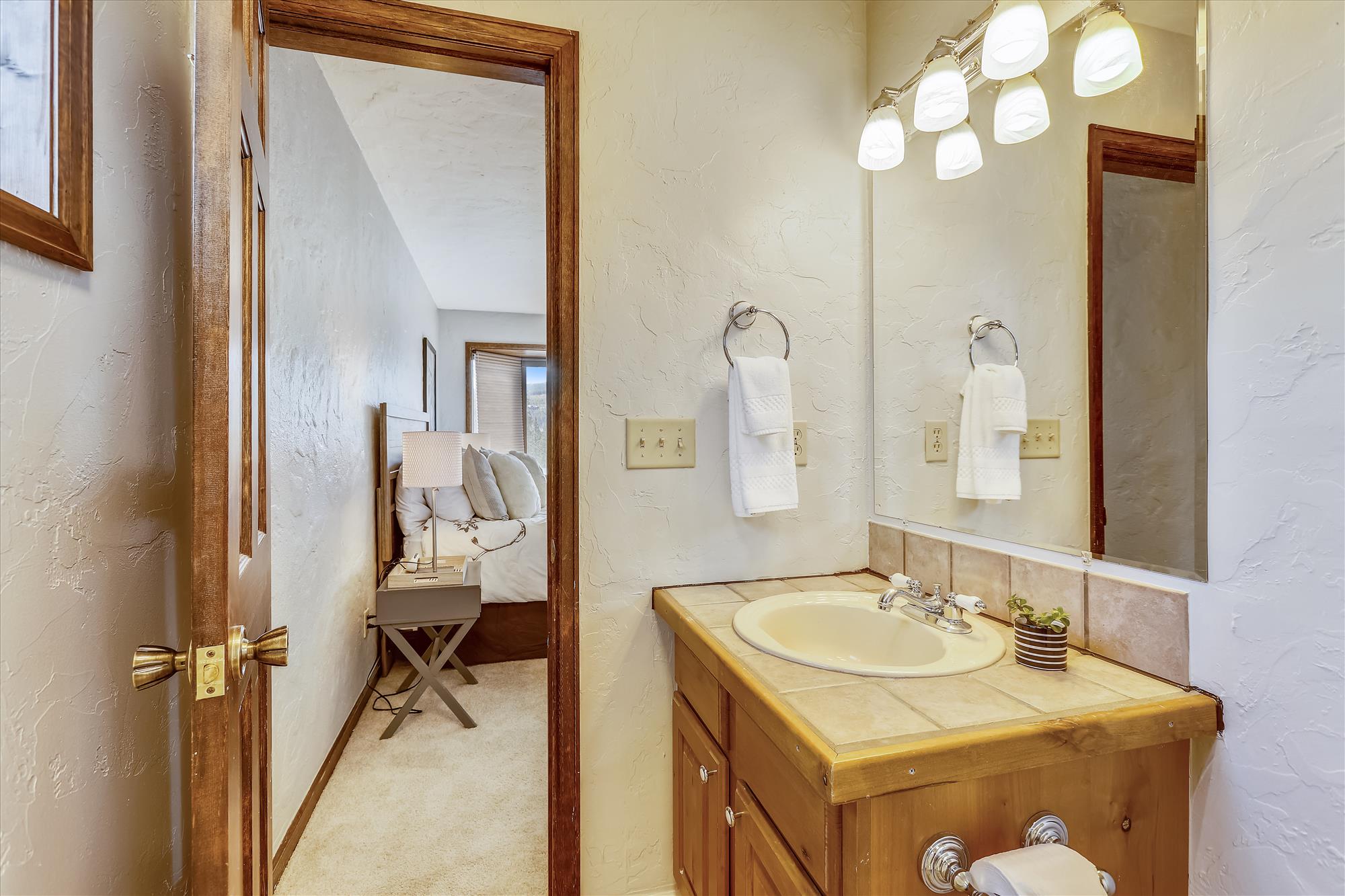 En-suite bathroom for queen bedroom - Calderon De La Breck Breckenridge Vacation Rental