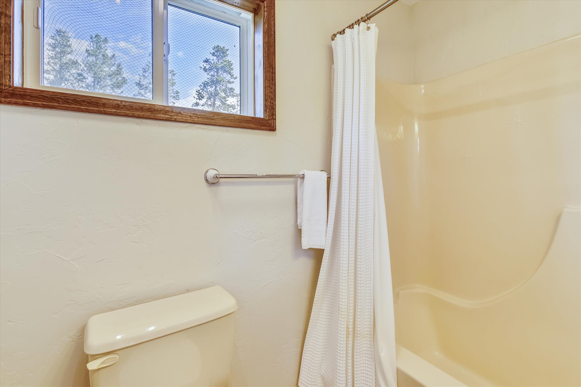 Additional view of upper level double queen bathroom - Calderon De La Breck Breckenridge Vacation Rental