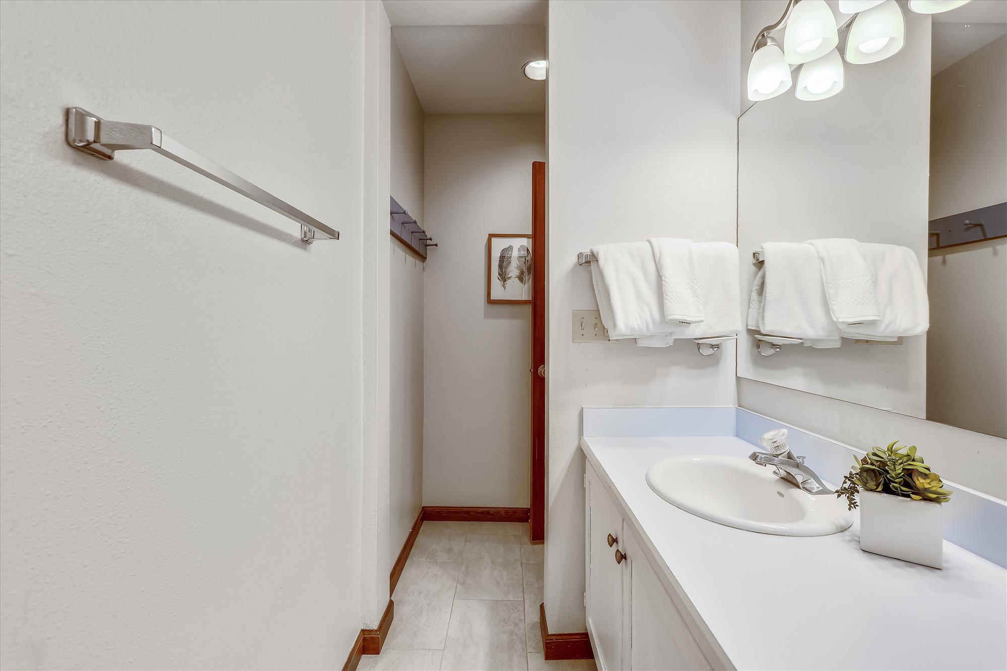 Bottom floor shared bathroom for queen bedroom and double full bedroom - Calderon De La Breck Breckenridge Vacation Rental