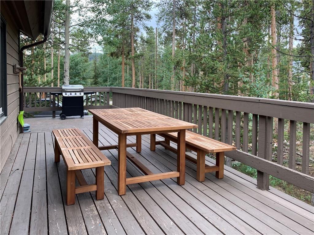 Outdoor dining area with propane grill - Calderon De La Breck Breckenridge Vacation Rental