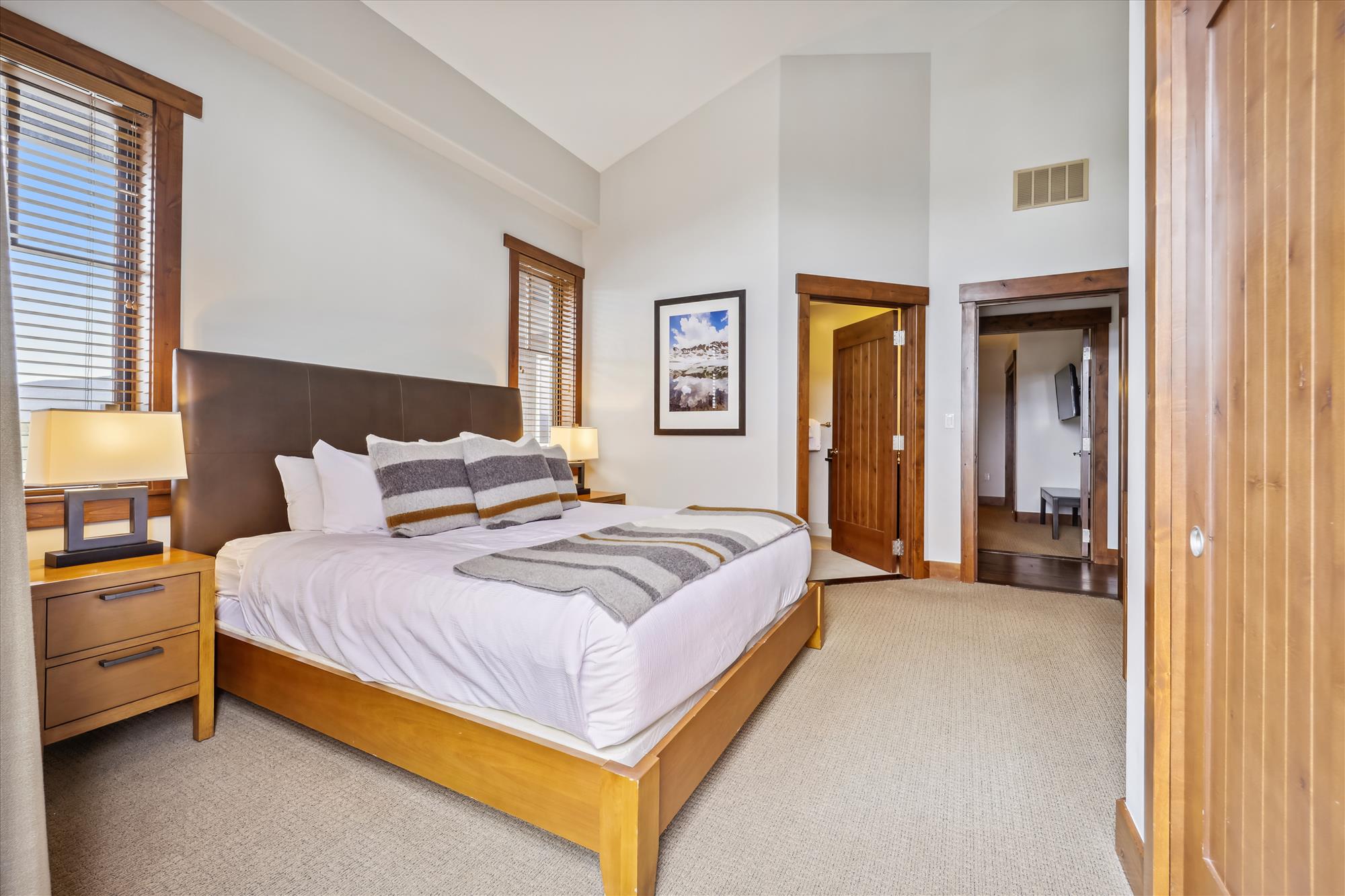 King bedroom with private bathroom - One Ski Hill Place 8424-Breckenridge Vacation Rental
