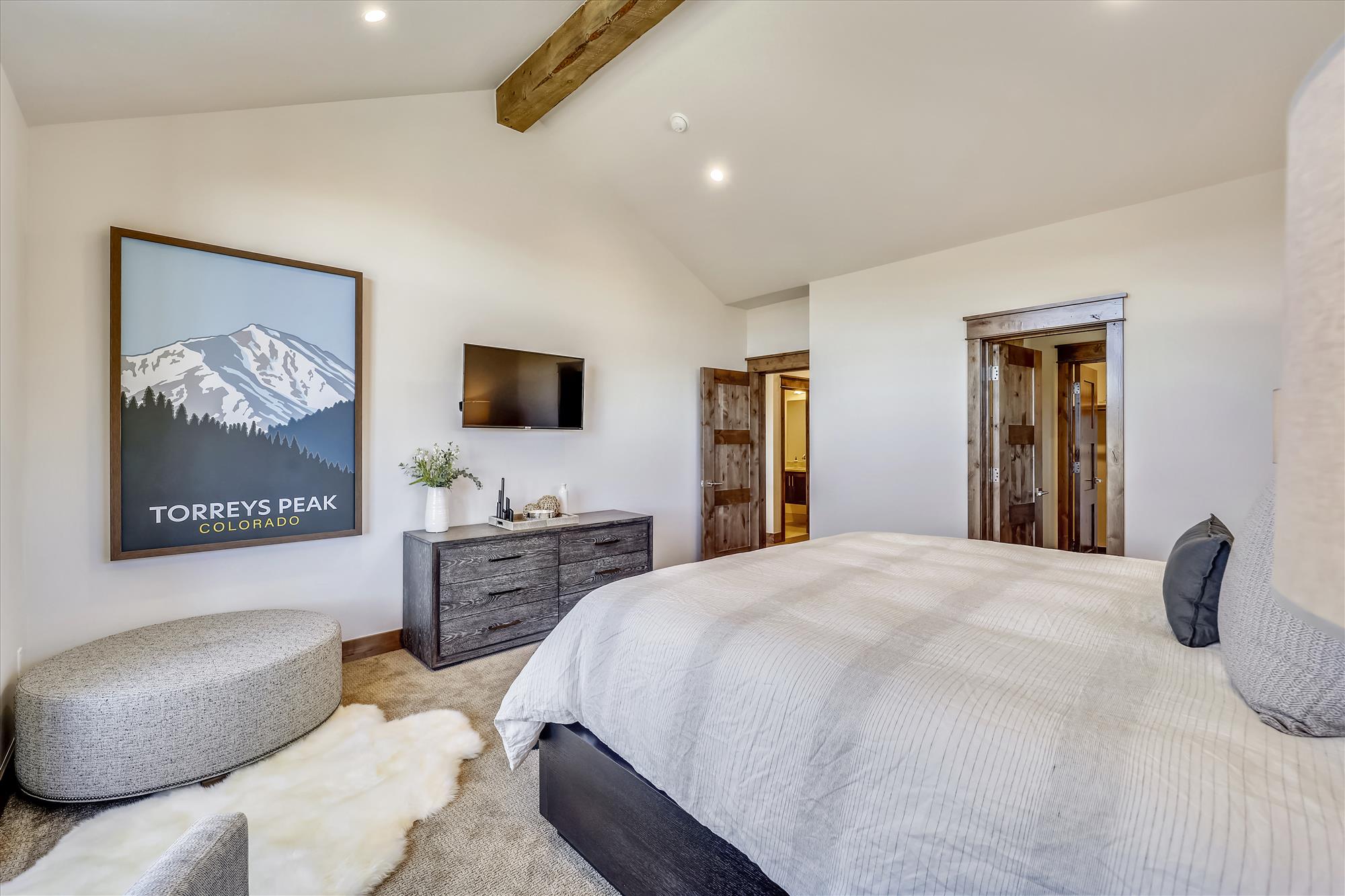 Large master bedroom - Cocoa Cabin Breckenridge Vacation Rental