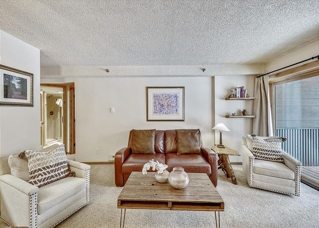 Relax with your loved ones in the living area - Atrium 003 Breckenridge Vacation Rental