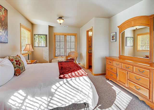 Master bedroom with en-suite bathroom - Chateau D'Amis Silverthorne Vacation Rental