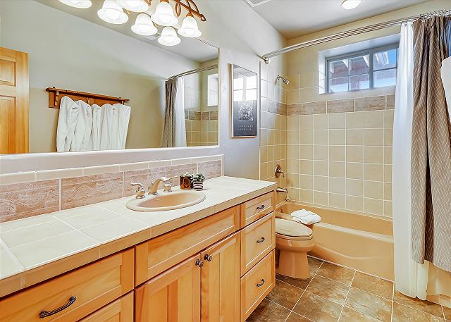 Lower level bathroom for king bedroom - Chateau D'Amis Silverthorne Vacation Rental