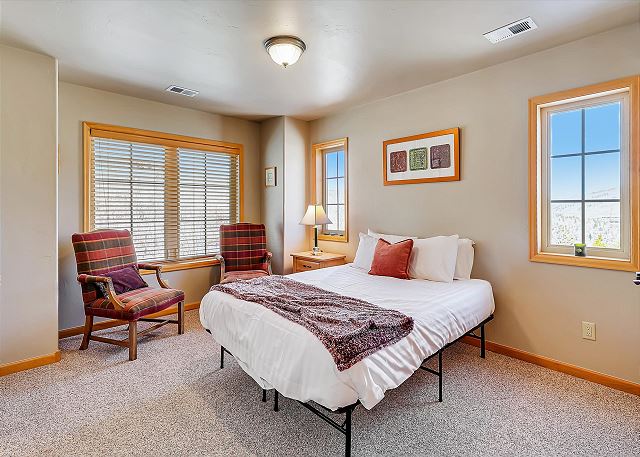 Upper level queen bedroom with seating area - Chateau D'Amis Silverthorne Vacation Rental