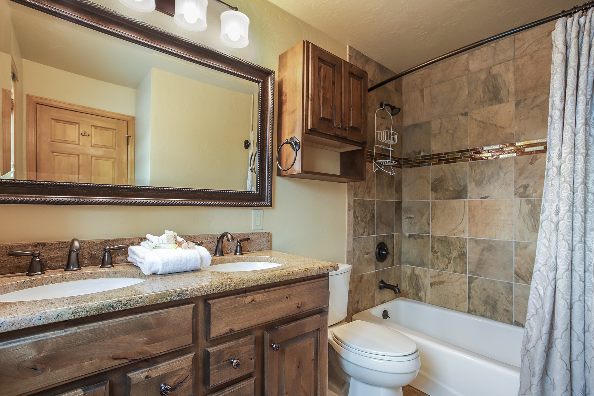 King bathroom with 2 sinks - Friendly Fox Chalet - Breckenridge vacation rental