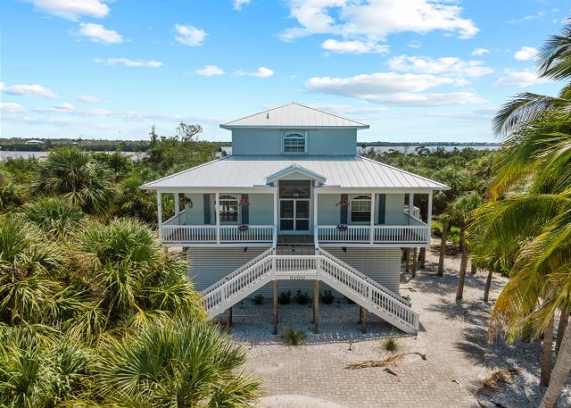 Hidden Gem, peaceful and private tropical vacation home with a water overlook