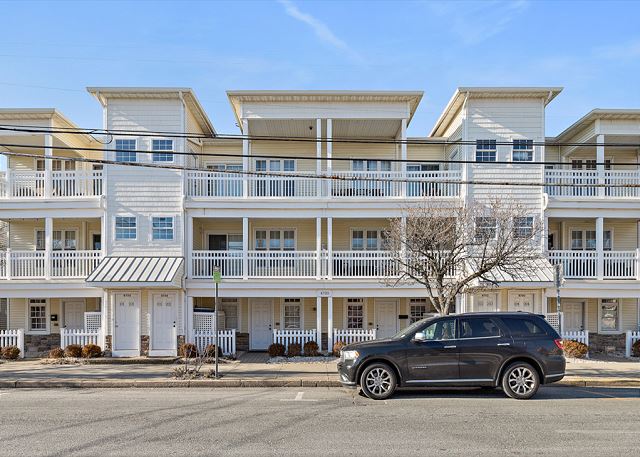 4702 Atlantic Ave Unit 203