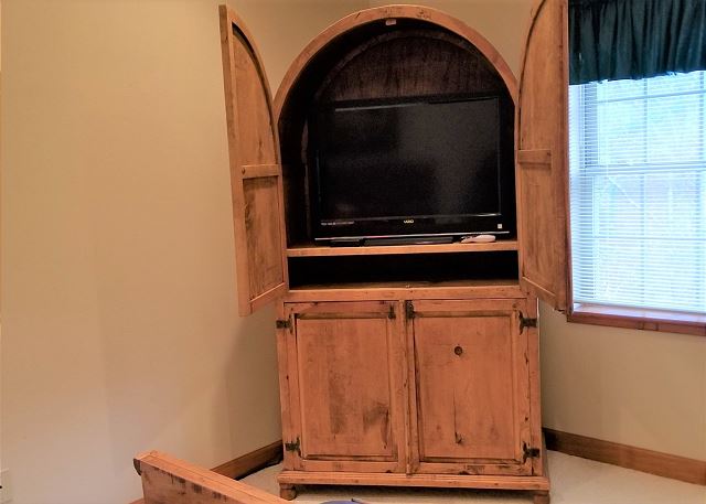 Queen Bedroom Tv in Armoire