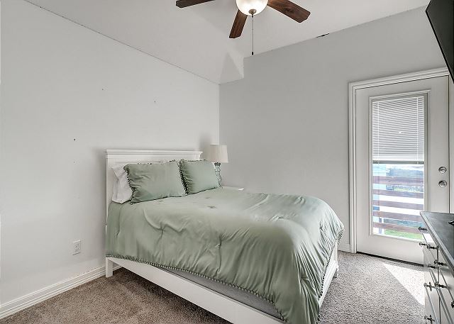 Queen bedroom with ceiling fan 