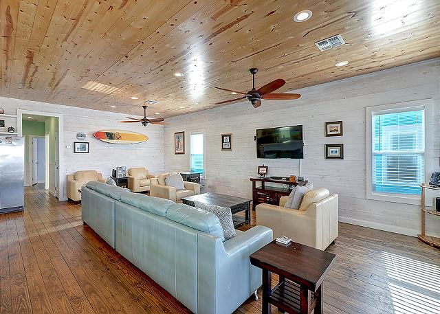 Living room with ceiling fans 