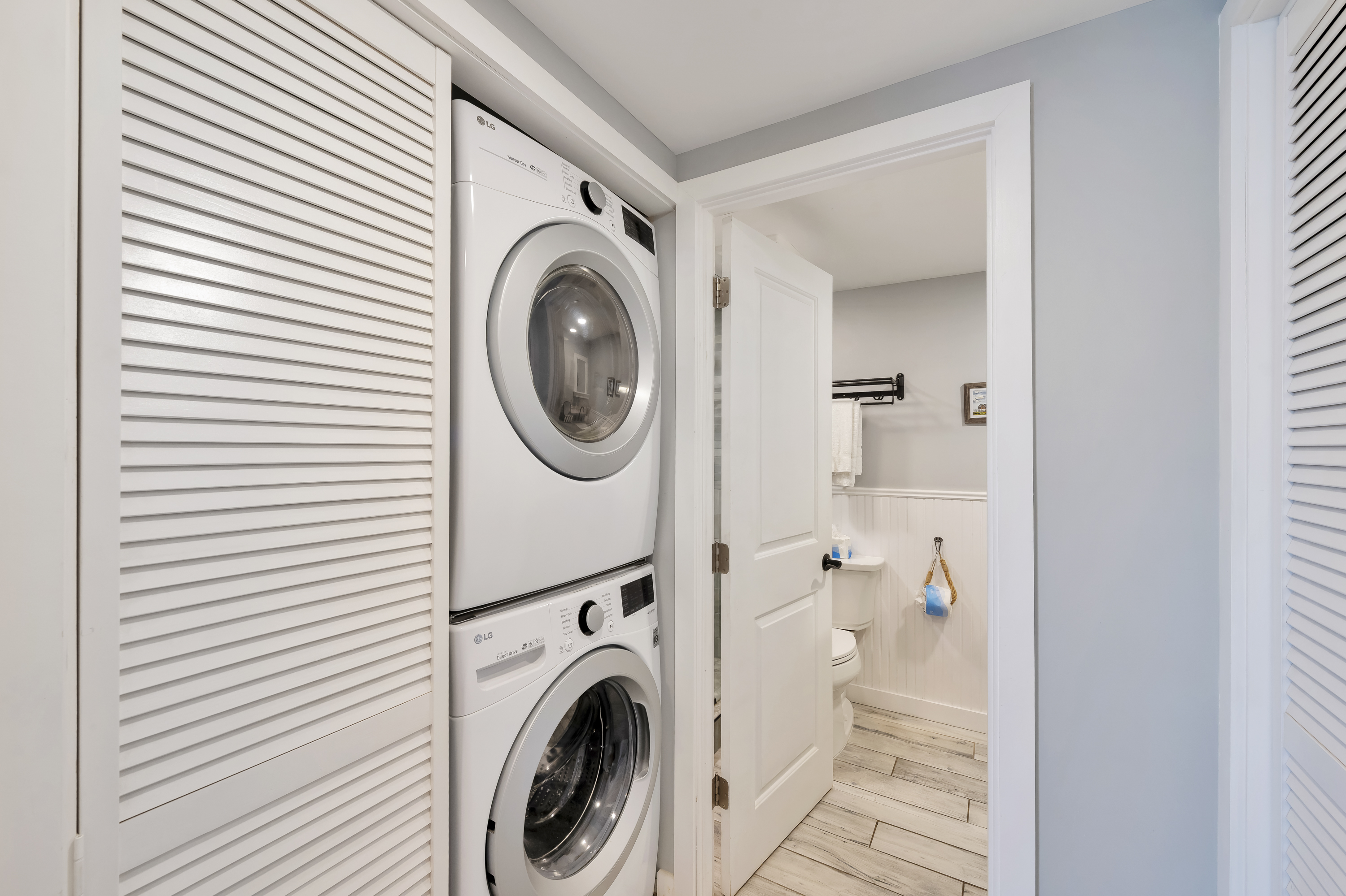 Beach days made easy with an in-unit washer and dryer.