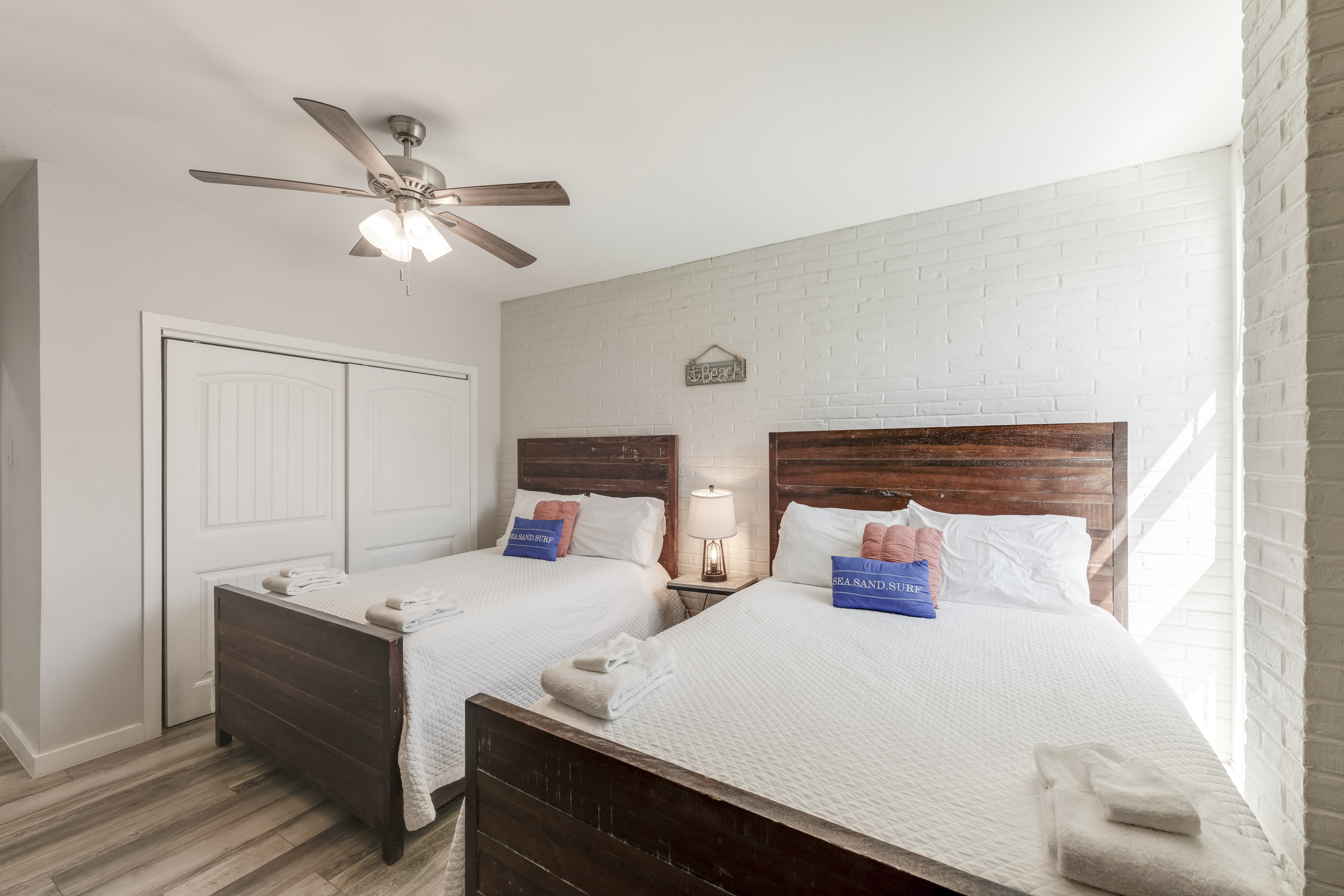 Comfortable second bedroom featuring 2 queen beds, offering flexible sleeping arrangements for guests.