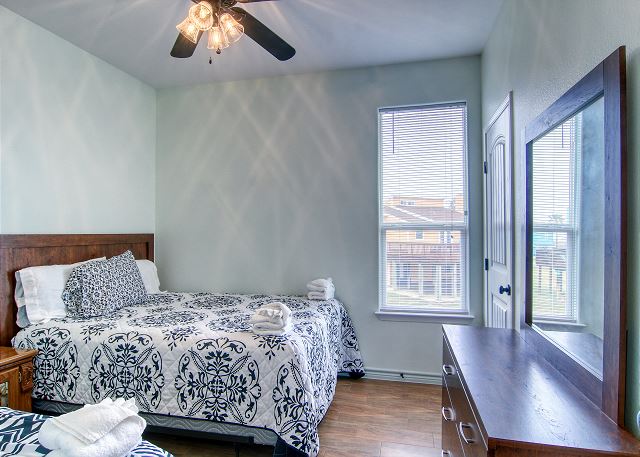 Queen/ Twin bedroom with private bath