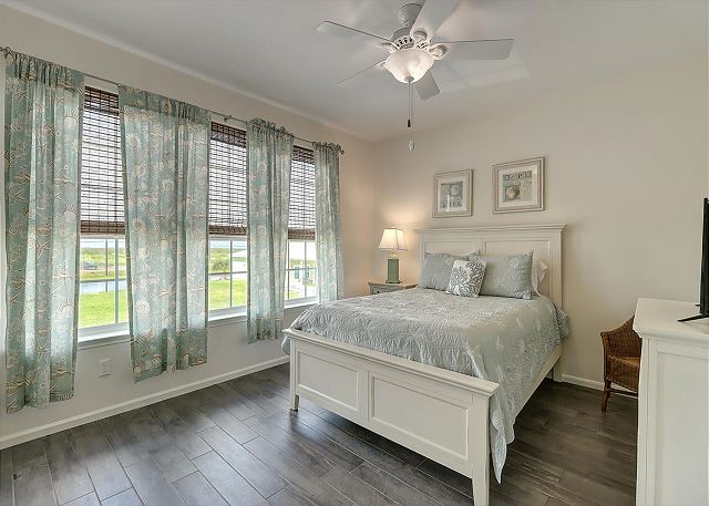 2nd Queen bedroom with ceiling fan