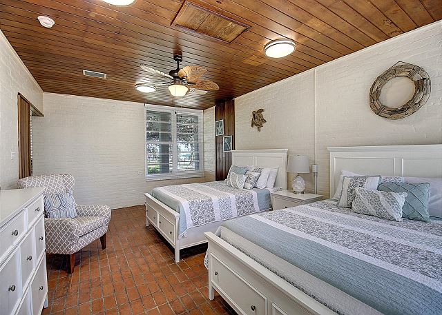 Bedroom with 2 queen beds 