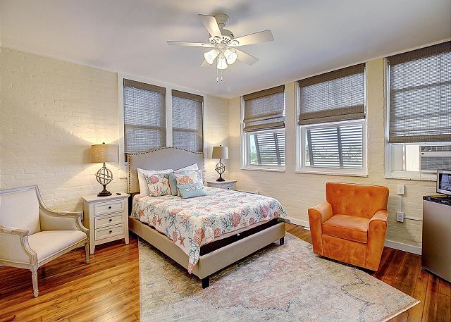 Spacious area with Queen bed