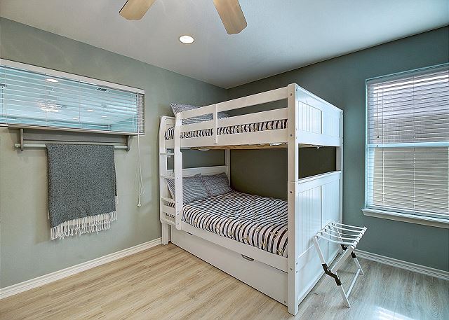Bunk set with twin pull out