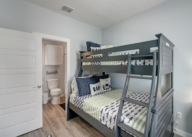 Bunk room with Shared Bathroom