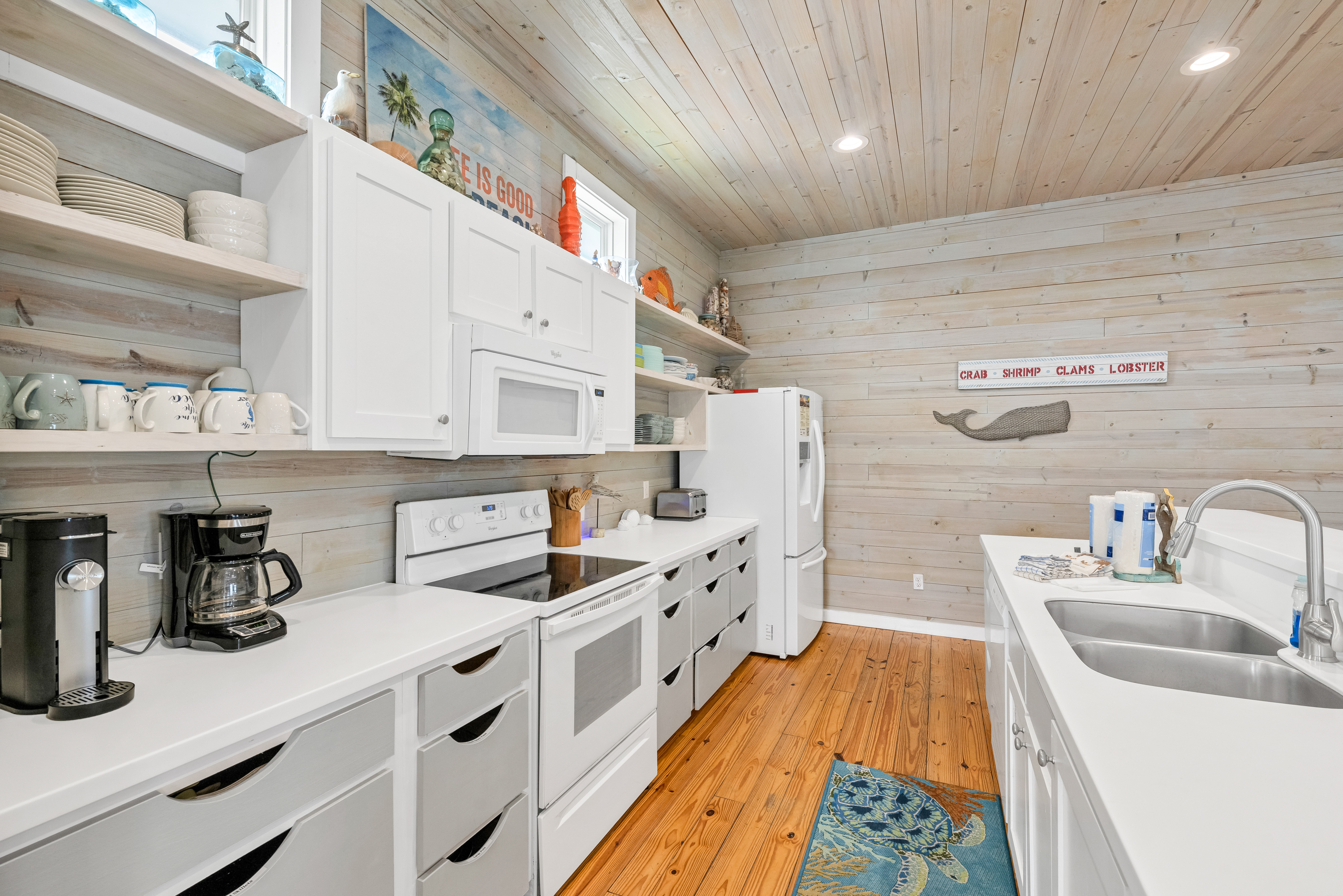 Breakfast bar and well-equipped kitchen featuring both a Pod and Drip coffee maker