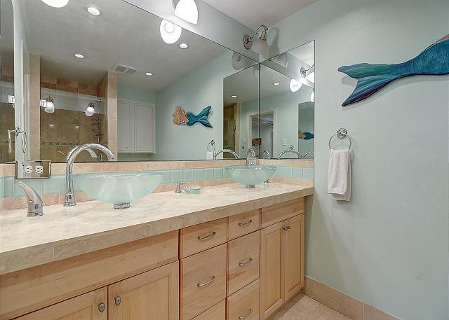 Master bathroom with plenty of mirror space for your morning routine! 