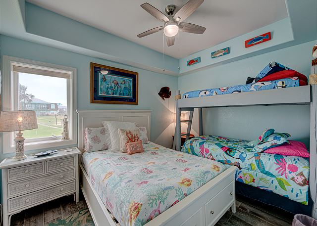 Bunk room with 1 queen and 1 twin over twin bunkbed 