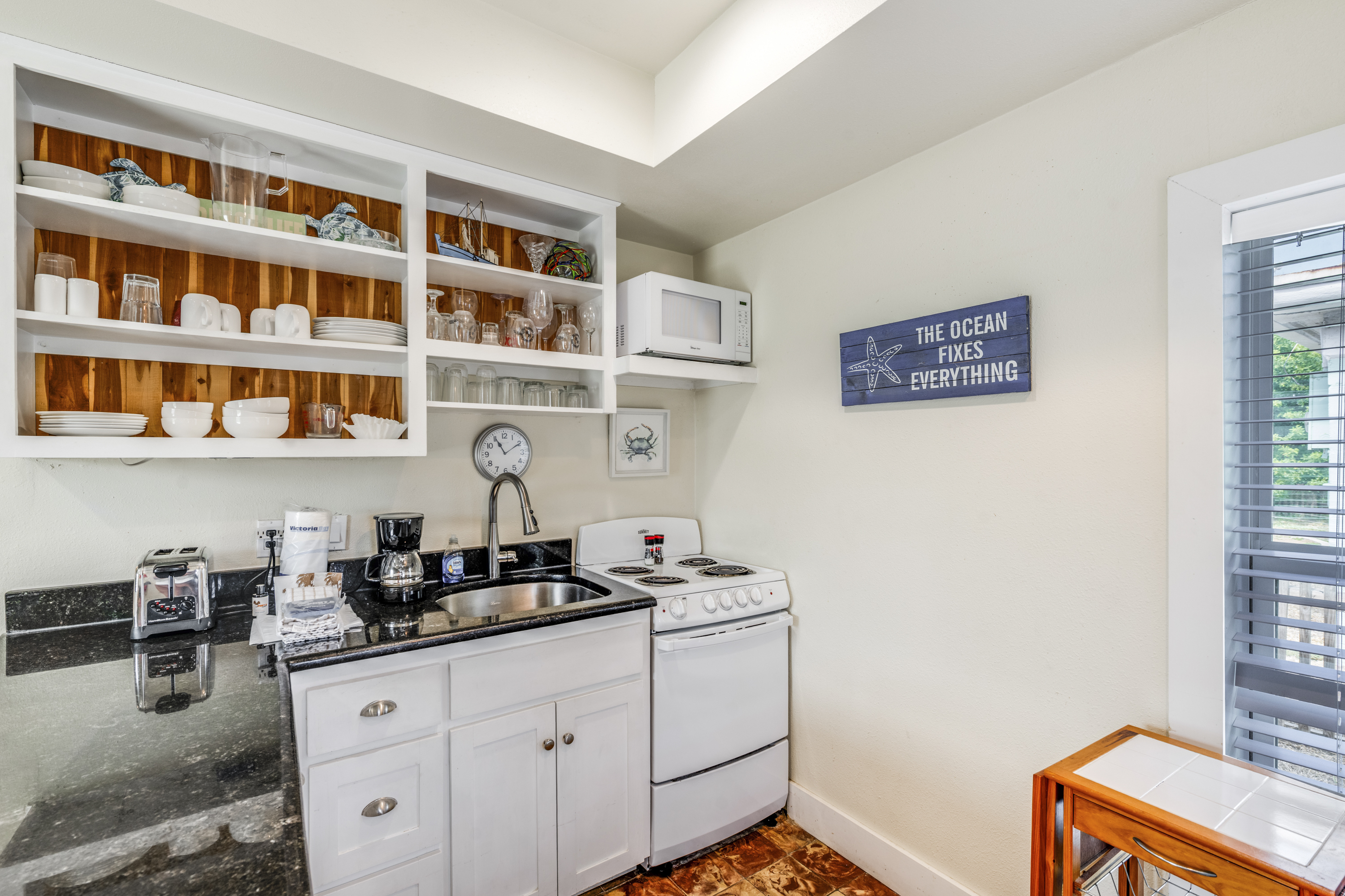 Coffee maker, toaster, and other essentials provided