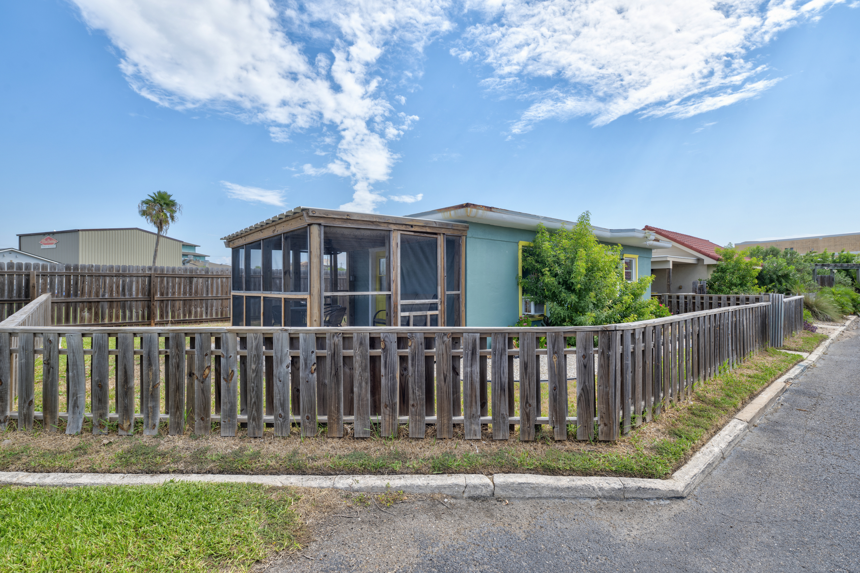 Barefoot Bungalow- pet friendly with fenced in yard