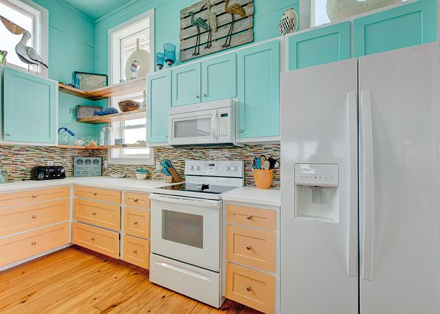 This cute kitchen also has an ice maker!