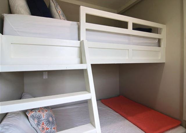 Bunk room - twin over full bunk bed (ideal for children)