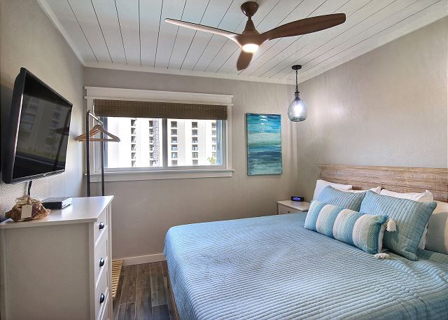 Guest bedroom - King size bed
