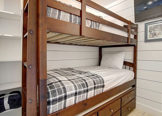 Bunk room - twin over twin (ideal for children)