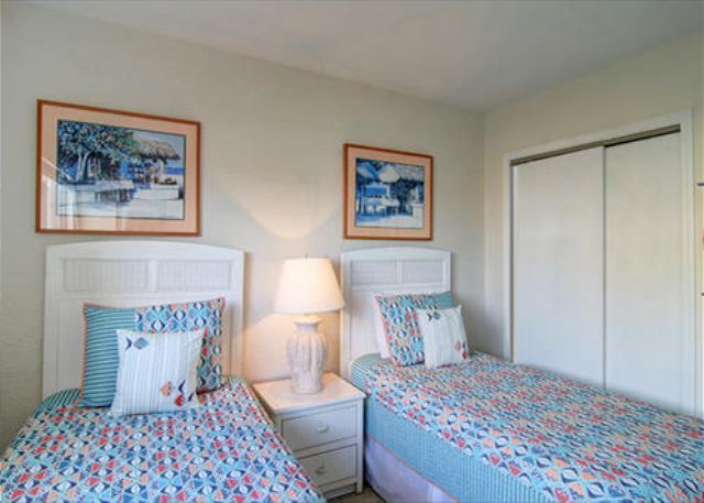 Guest room: Two twin beds