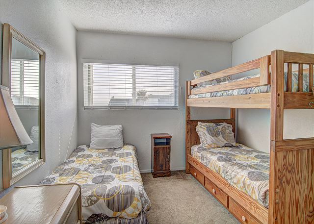 Guest bedroom - Twin bed + Twin bunk beds