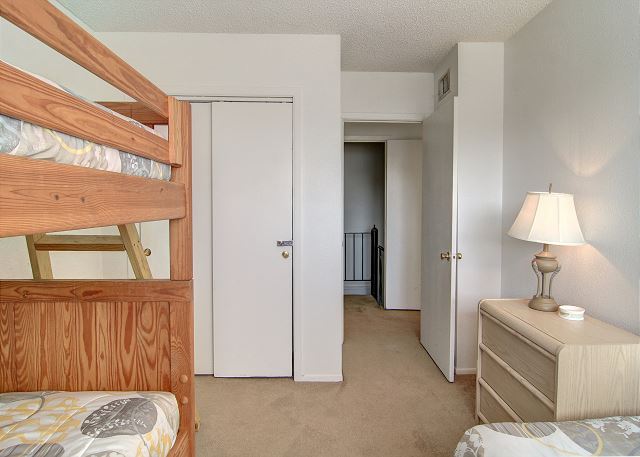 Guest bedroom - Twin bed + Twin bunk beds