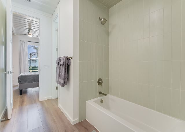 En suite bathroom with full shower/tub