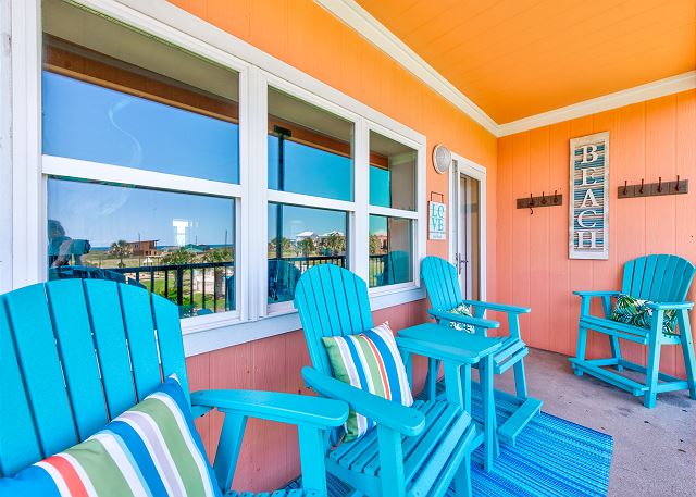 Enjoy a beverage and the gulf breeze!