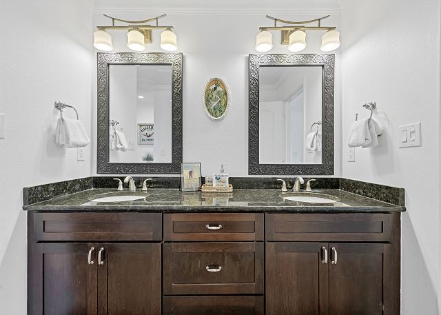 Double vanity in bathroom