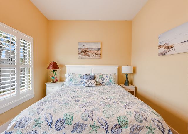 King suite, the comforter has seashell print!