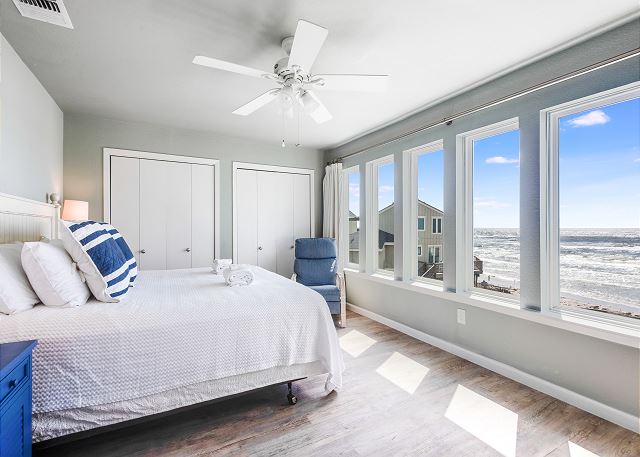 Primary bedroom with king size bed and gorgeous gulf view!