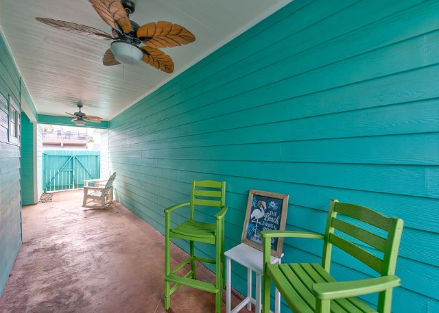 Breezeway with outdoor furnishings and ceiling for added comfort! 