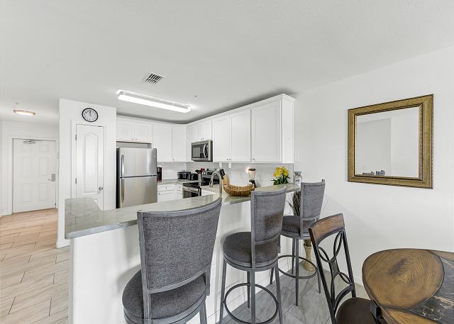 Breakfast bar and well-equipped kitchen