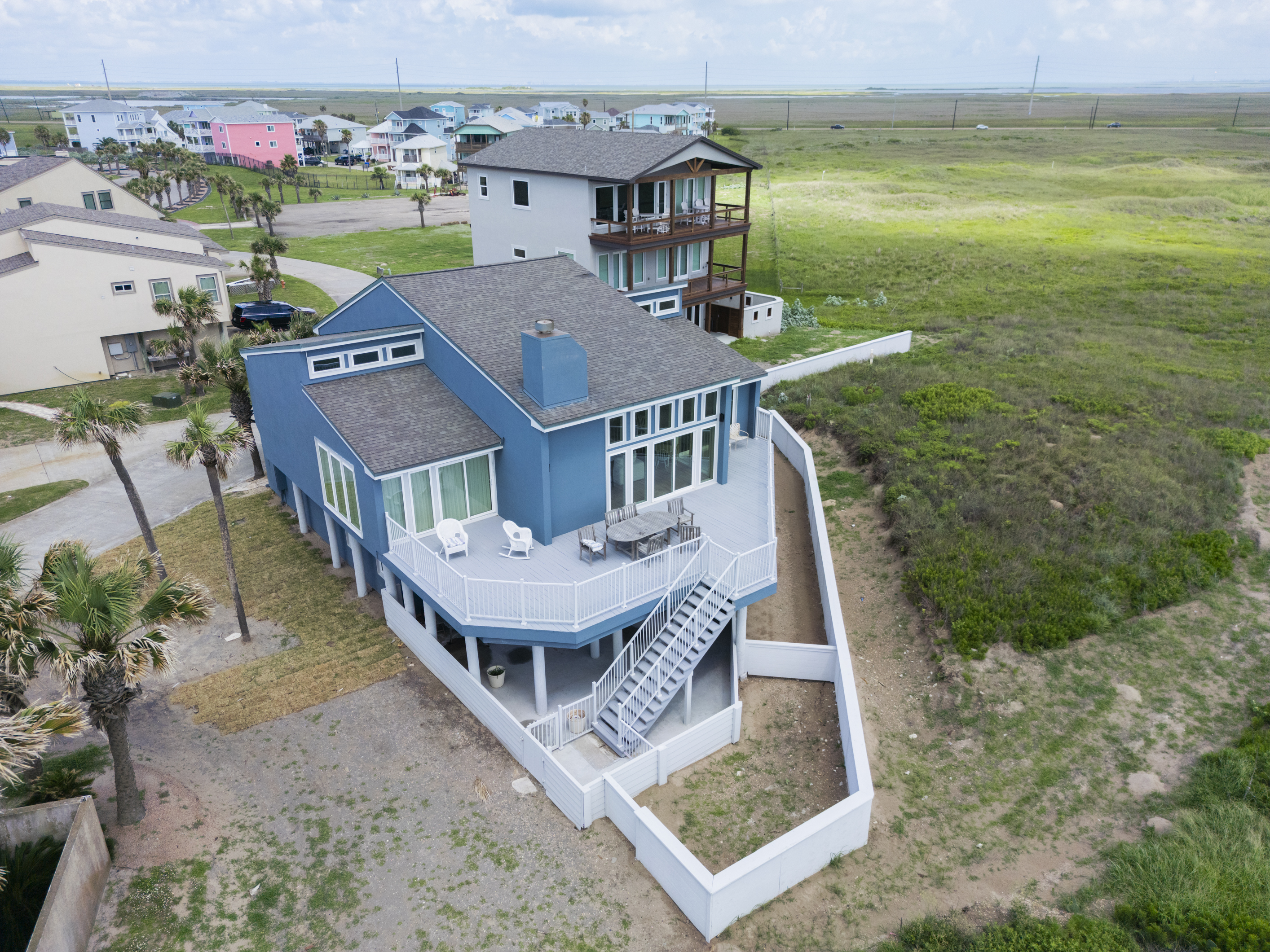 Aerial Perspective Revels the Home''s Prime Bechfront Proximity