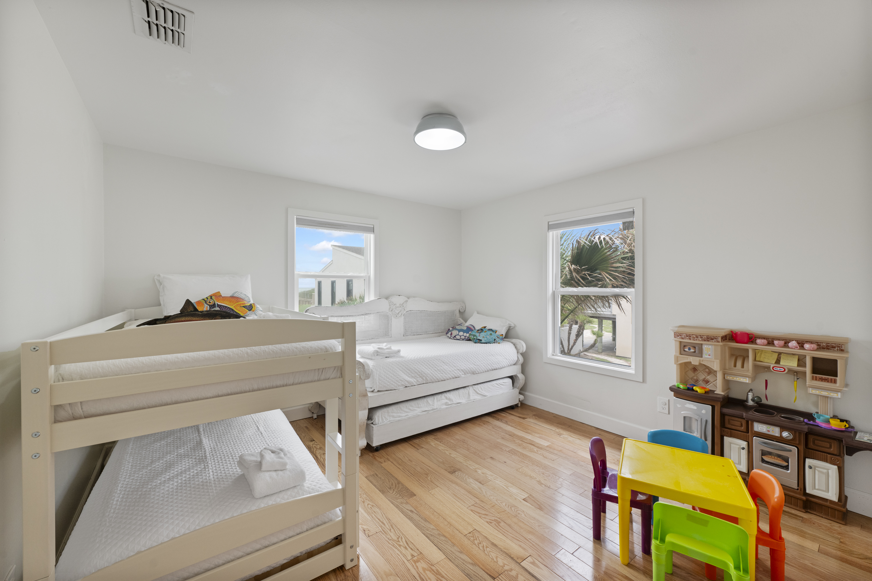 Spacious and Bright Bunk Roomwith with Play Area - Ideal for Kids 