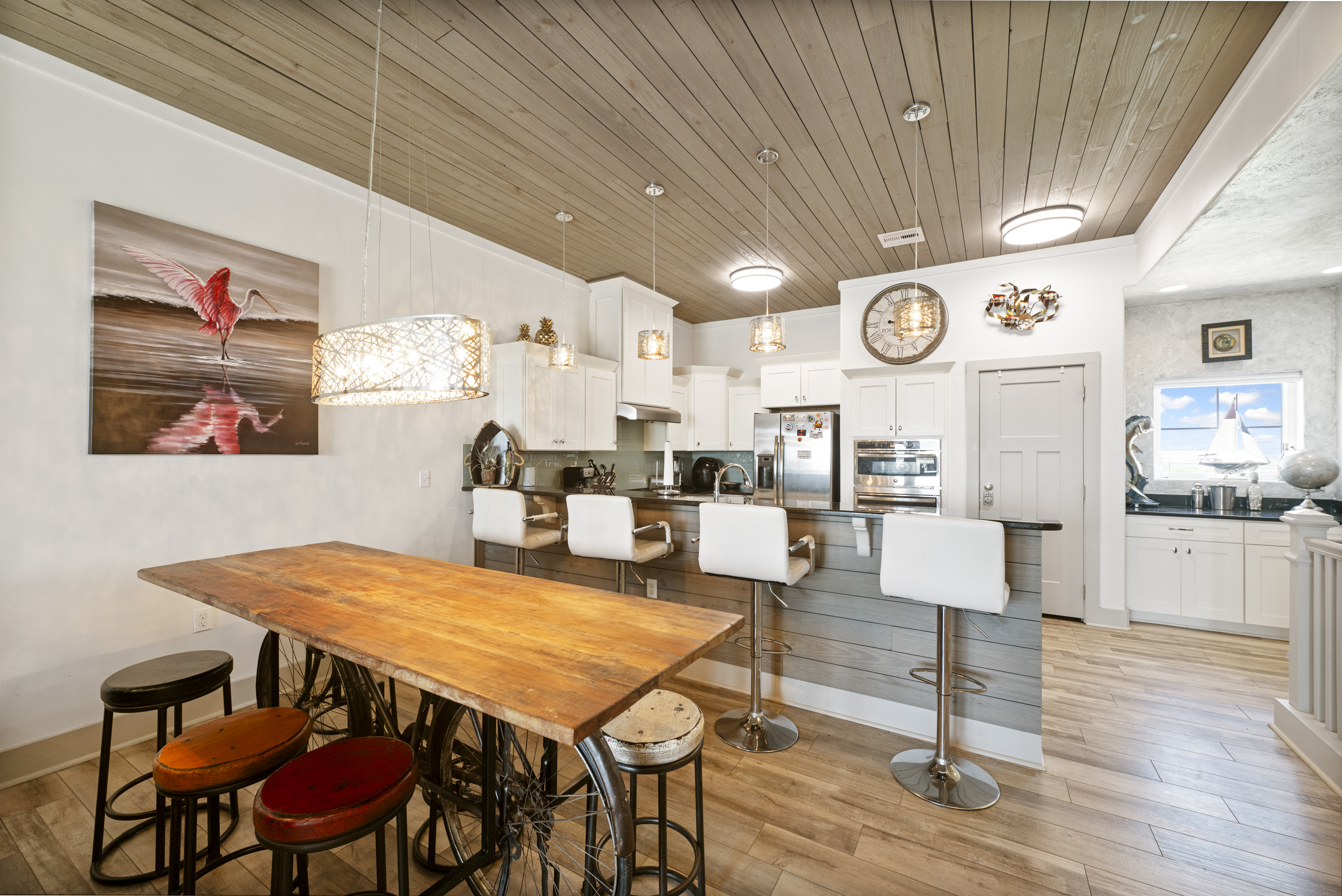 Host with Ease: Dining for 6 & 4 More at the Kitchen Bar