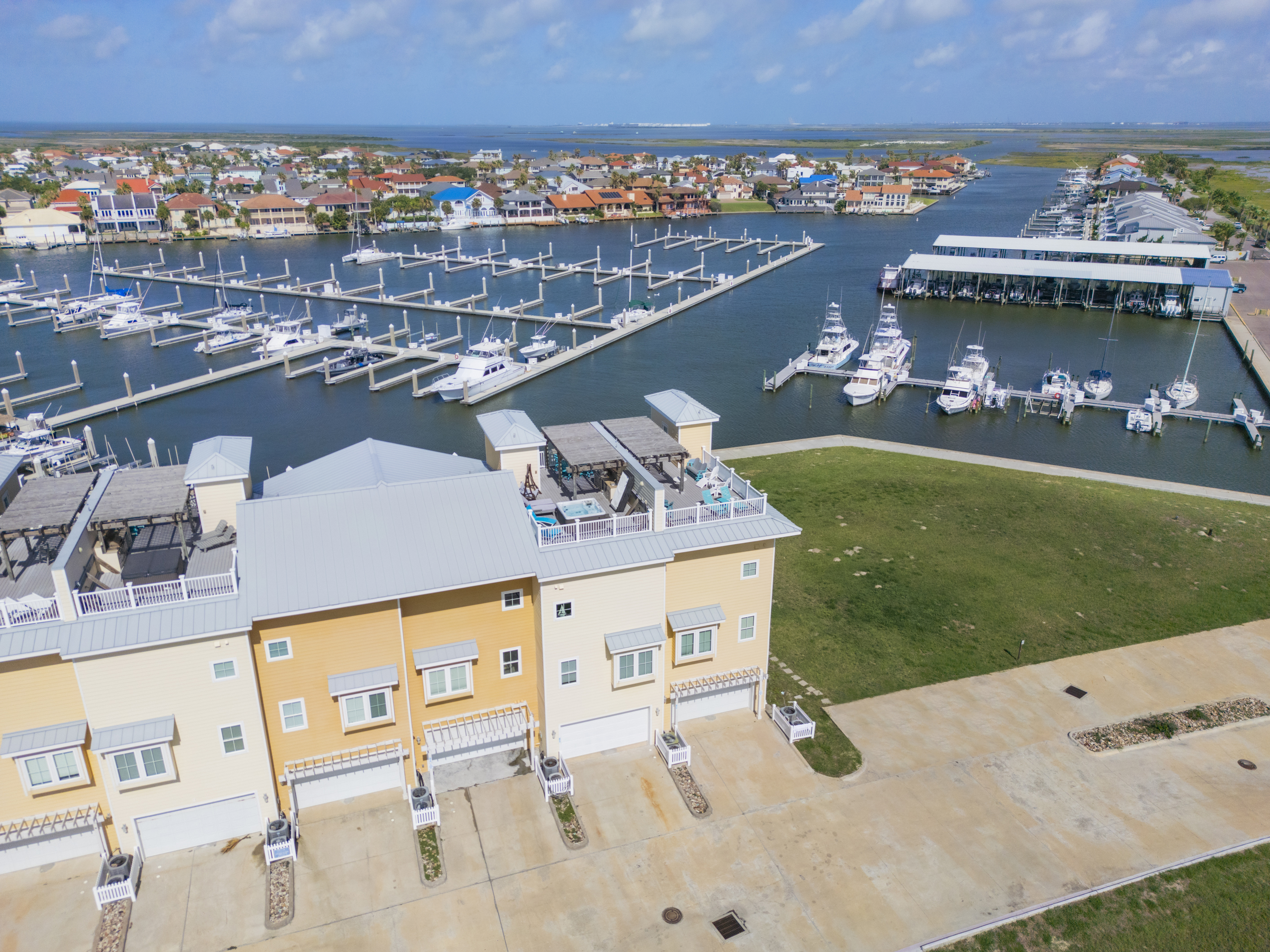 Marina Views, Rooftop Hot Tub, Pure Relaxation