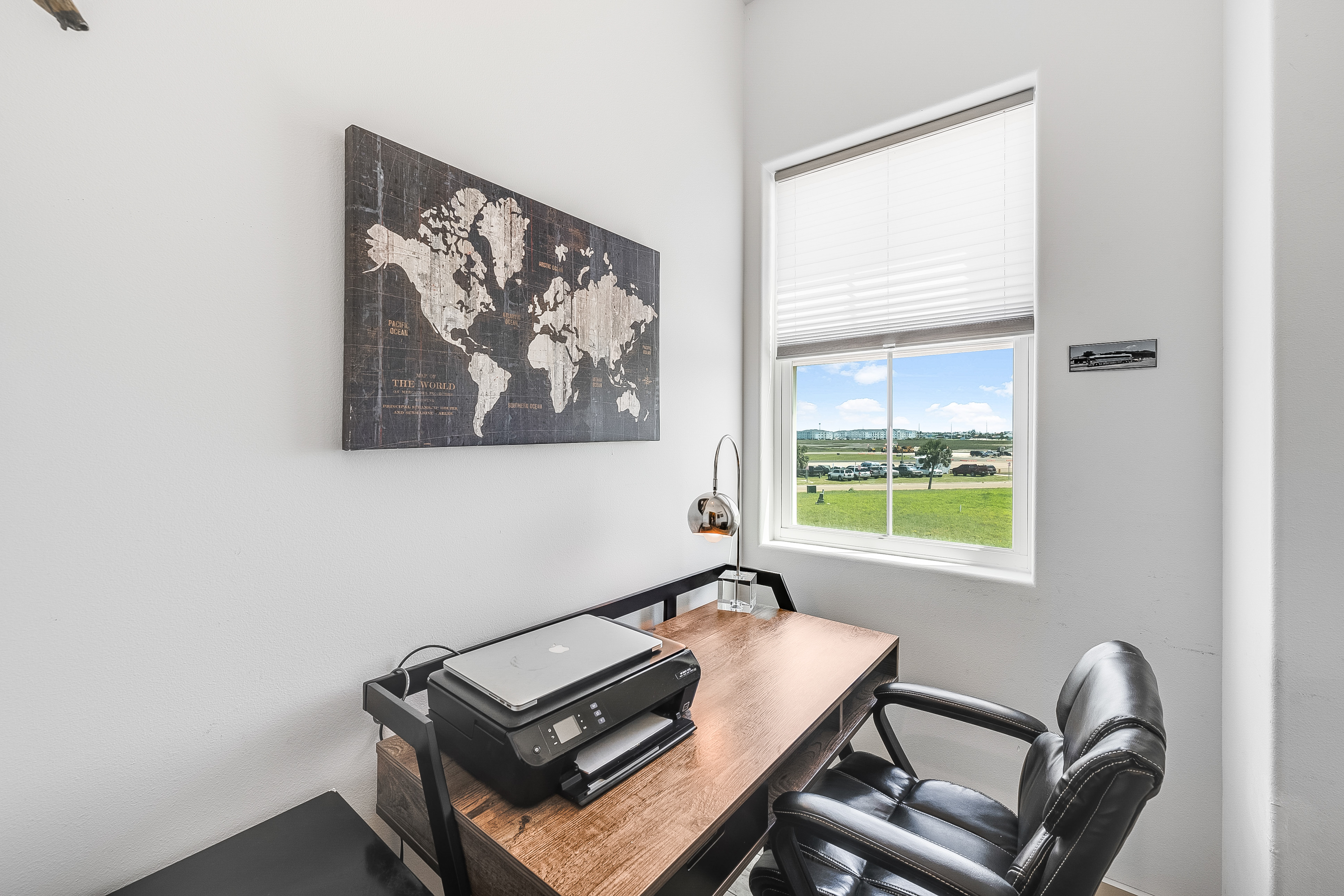 Light-Filled Workspace with Natural Views