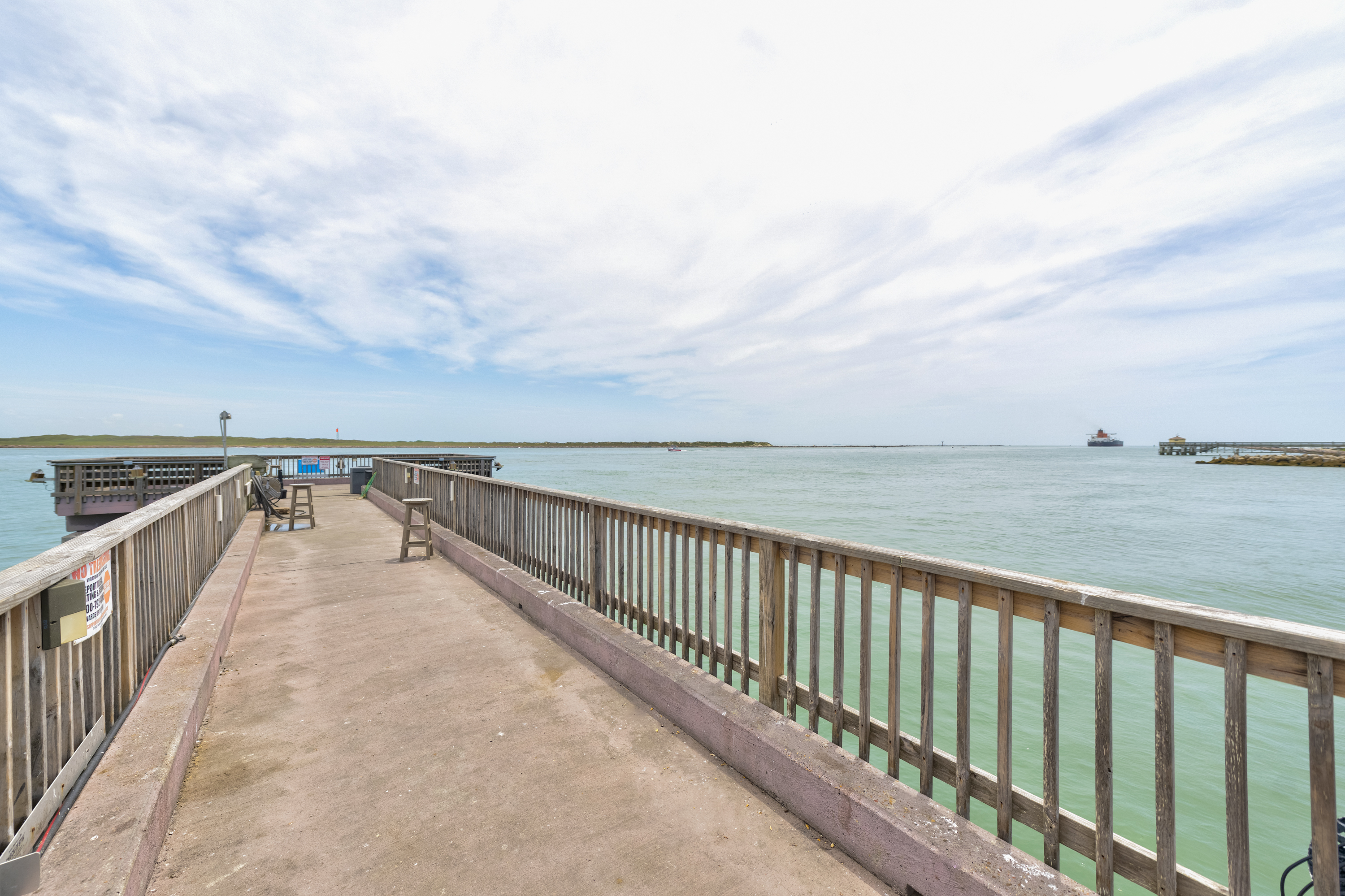 Enjoy the Private Pier''s Exclusive Water Access